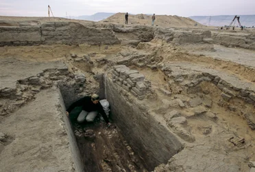 木棺に埋葬された女性の遺骨を発掘した考古学者...2005年（写真）。