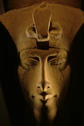 アメンヘテプ4世、アクエンアテンの巨像、カイロ、エジプト博物館、新王国時代、ファル...、2001年（写真）。