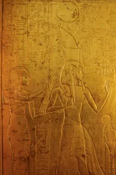 イシス女神を描いた石棺を囲む金の祠、KV 62、2009年（写真）