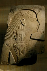シストラム（ガラガラ）を持つ女性の石灰岩彫刻、新王国時代、2002年（写真