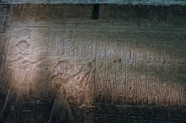 最古の王のリスト、アビドスのセティ1世神殿、ラムの後ろに立つセティ1世、2005年（写真）。