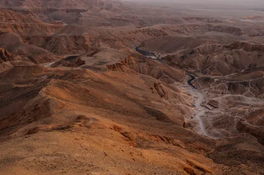 王家の谷に昇る日の出、エル・クルンの頂上から見る、トム...、2003年（写真）
