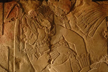 メキシコ、パレンケ、神殿19の玉座ベンチ、アカル・モ・ナブの彫刻、2005年（写真）