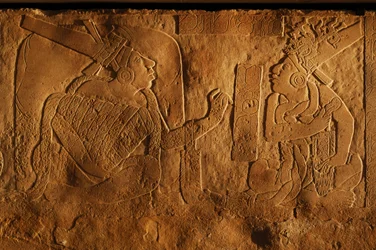 メキシコ、パレンケ、神殿19の玉座ベンチ、アカル・モ・ナブの彫刻、2005年（写真）