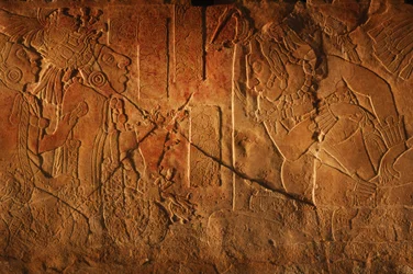 メキシコ、パレンケ、神殿19の玉座ベンチ、アカル・モ・ナブの彫刻、2005年（写真）