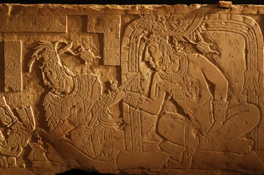 メキシコ、パレンケ、神殿21の王座台、アカル・モ・ナブ王の彫刻、2005年（写真）