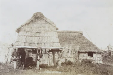 アイヌの子供たちがいるアイヌの倉庫、1890年代頃（ゼラチンシルバープリント）
