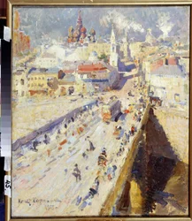 旧モスクワ（旧モスクワ）。 まばゆい太陽の下で、建物のファサードと教会の屋根を備えた街に通じる橋の眺め。 Konstantin Alexeyevich Korovin（Constantin Korovin）（1861-1939）による絵画、キャンバスに油彩