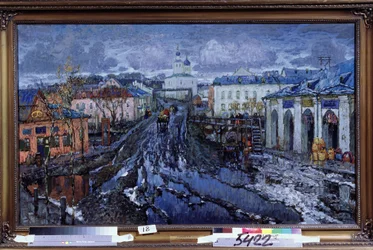 地方の町の通り。 都市景観、教会に通じる通りの説明、早春の間、店のある土の通りは、水たまりや泥だらけのプールを形成する溶けた雪で混雑しています