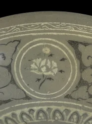 青磁釉鶴雲文鉢 1150～1200年頃