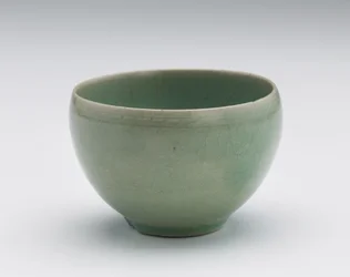 花の装飾が刻まれたカップ