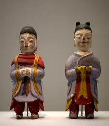 シャーマンの衣装を着たフィギア。多色刷りの木彫像、アートコリーン