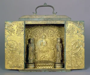 高麗時代の二菩薩立像、三尊像、守護像を備えた携帯用仏壇（金銅製、線刻・レポ-ス装飾付