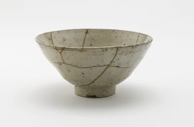16世紀後半の茶碗（コライジャワン）（透明な淡い青色の釉薬、金漆の補修を施した磁器）
