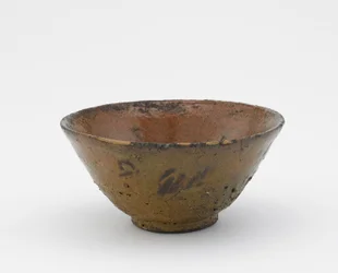 茶碗、氣いらぼ型、17世紀初頭（不透明な木灰釉の石器、金漆の補修）