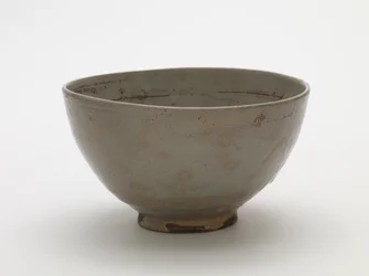 17世紀前半の茶碗（透明な淡い青釉の石器）