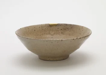 16世紀後半の茶碗（石器、無ガラス磁器、透明釉薬、金漆補修）