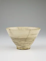 18世紀初頭の茶碗風の茶碗（茶碗に似たつや消し鉄顔料の下に白いすべりのある石器、透明な釉薬、足の内側の透明な釉薬、金漆の修理）