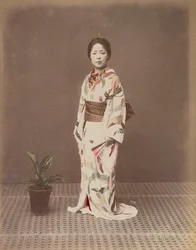 [鉢植えを持つ女性］