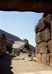 獅子の門から路地を望む：ペロポネソス半島の古代都市ミケネスの遺跡（紀元前1500～1100年）ギリシャ