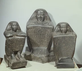 Akhamenru、Harwa、Amenemonet、25-26王朝（閃緑岩）のブロック像