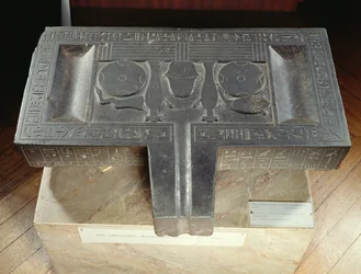 Hor-ir-aa、Saite（玄武岩）の奉納テーブル