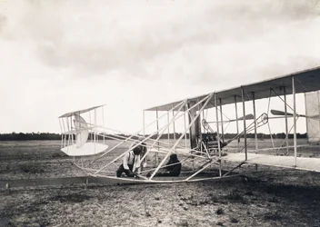 ライト兄弟で作業しているレオンボリー」c.1909