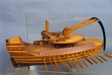 エスコルピオ、エペロンのある船。レオナルド・ダ・ヴィンチ(Leonardo da Vinci)の図面からの模型。ミラノの科学技術博物館。