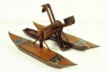 レオナルド・デ・ヴィンチ（Leonardo da Vinci）（1452 - 1519）の図面に基づいてモデル化されたラグーン浚渫船。ミラノの科学技術博物館。