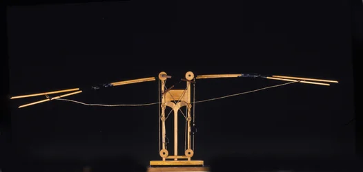 翼で飛ぶための機械。レオナルド・ダ・ヴィンチ(Leonardo da Vinci)の図面からの模型。ミラノの科学技術博物館。