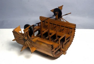 車輪付き推進艇。レオナルド・ダ・ヴィンチ(Leonardo da Vinci)の図面からの模型。ミラノの科学技術博物館。