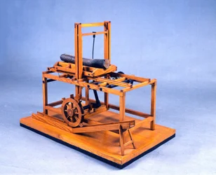 歯車と水で作動する水力のこぎりの木製模型。レオナルド・ダ・ヴィンチ（1452-1519）の素描に基づいて制作。ミラノ、科学技術博物館。