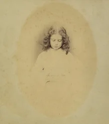 フォックスグローブの花瓶のそばに座るエディス・リデル、1860年。