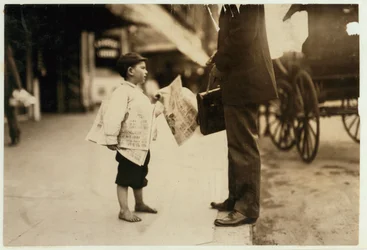 1911年、マサチューセッツ州ローレンスで午後6時まで新聞を販売していた6歳の新聞配達人ハイマン