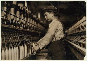 1909年、ジョージア州オーガスタのグローブコットンミルで、完全なボビンの代わりに玉揚げ機