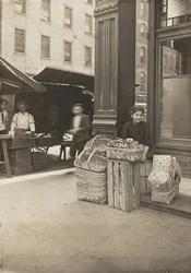 1908年8月、オハイオ州シンシナティのサルーン入口の前にあるシックスストリートマーケットで11歳のバスケットとプレッツェルの売り手、レナロキアーボ（ゼラチンシルバープリント）