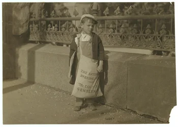 1915年、カリフォルニア州サクラメントの州議会議事堂の入り口で土曜日のイブニングポストを売っている5歳または6歳のキャスケットフレディケーファー