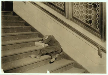 ニュージャージー州ジャージーシティで1912年に新聞で眠っている新聞配達人
