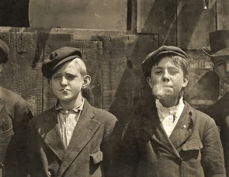 ミズーリ州セントルイスのタバコ休憩をしている新聞配達の少年たち。 1910