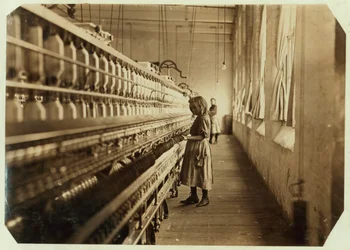 身長わずか4フィートのSadie Pfeiferは、サウスカロライナ州のランカスターコットンミルズで1908年に6か月働いています。
