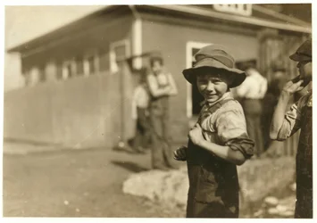 1913年アラバマ州ハンツビルのメリマックミルズで安定した仕事をしている、読めない10歳のチャーリーフォスター