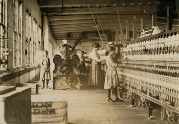 1908年、ノースカロライナ州ニュートンのカタウバコットンミルズにある2つの若い紡績工場