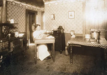 1912年頃、キッチンの歯ブラシに毛を挿入する女性
