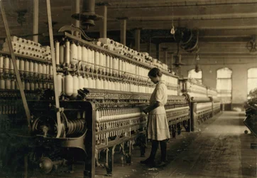 綿工場、西部、テキサス、米国で紡績工として働いている若い十代の少女c。 1913