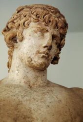 アンティノウス パリア式大理石像 ギリシャ、デルフィのアポロ神殿より ローマ文明時代、紀元後2世紀 詳細