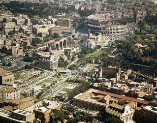 コロッセオ（フラヴィア円形劇場）、航空写真、イタリア・ローマ、紀元70～80年（写真