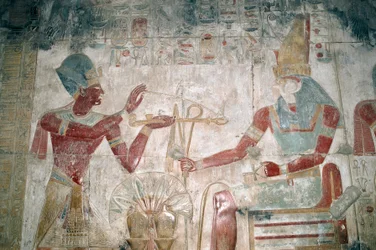 エジプト、アビドス、ファラオ・セティ1世の神殿、オシリスの礼拝堂。詳細、絵画レリーフ、新王国時代、第19王朝
