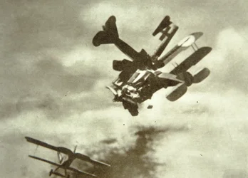 ドイツとイギリスの航空機が空中で衝突