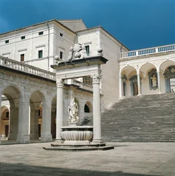 イタリア、ラツィオ州、フロジノーネ県、カッシーノ、モンテ・カッシーノ修道院、大階段と井戸