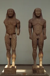 クレオビスとビトン 紀元前610～590年頃 アルゴスのポリメデスによるパリア式大理石の彫像 アルゴス市がデルフィに捧げたもの ギリシャ、ギリシャ文明、紀元前7～6世紀